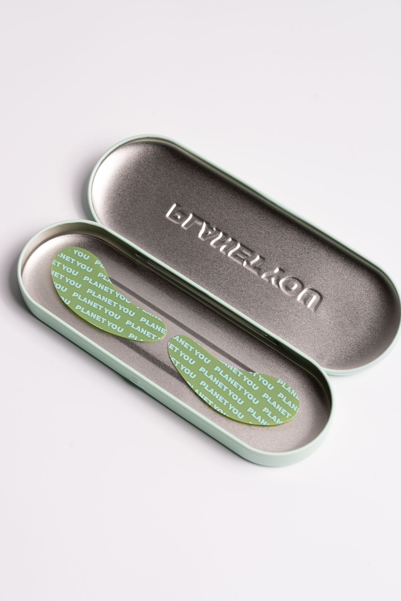 vegan reusable silicone under eye patches in tin aluminum case