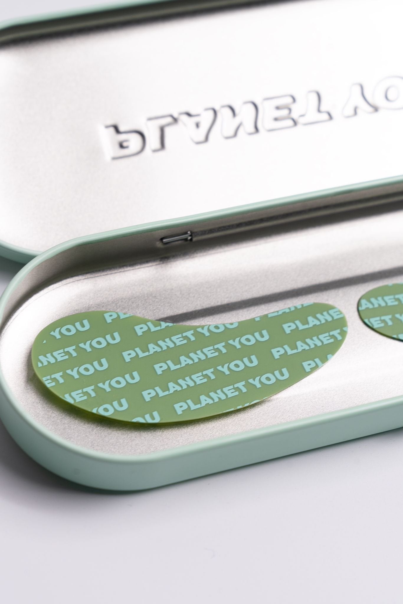 vegan reusable silicone under eye patches in tin aluminum case